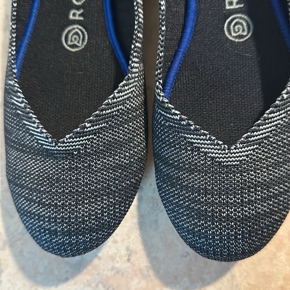 Excellent used condition Rothy’s flats, size 7.5 grey and black - Picture 4 of 6